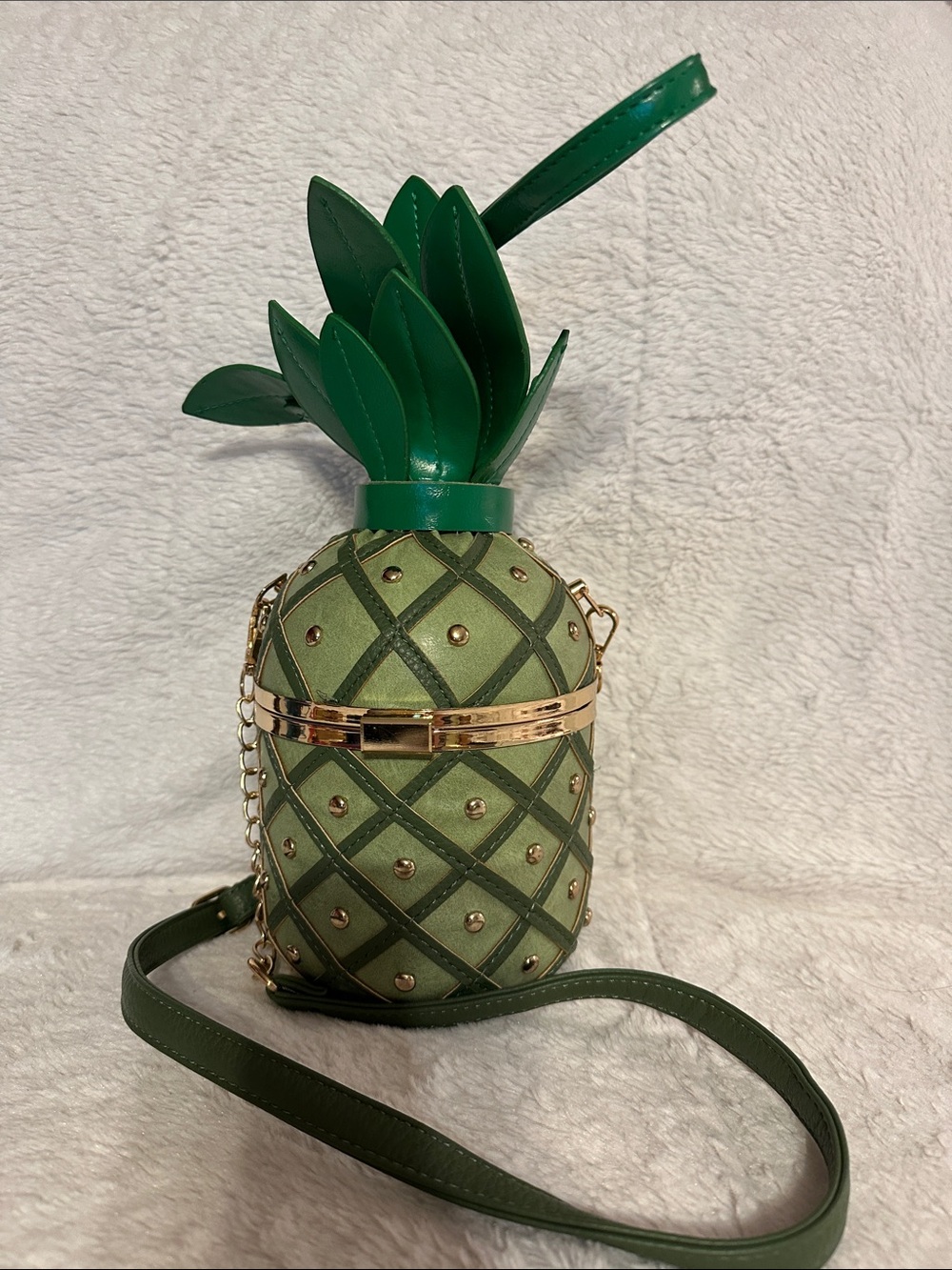 Green Pineapple-Shaped Crossbody Bag with Gold Trim